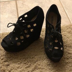 Black wedges